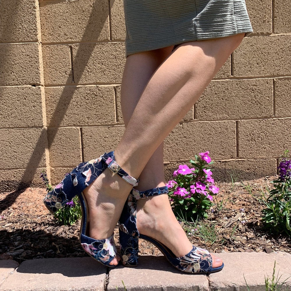 NEW Jessica Simpson Blue Floral Heeled Sandals